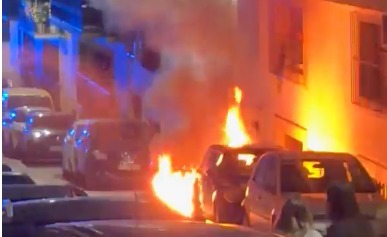 Imagen: Incendio del vehículo en calle Portelles de Xàbia