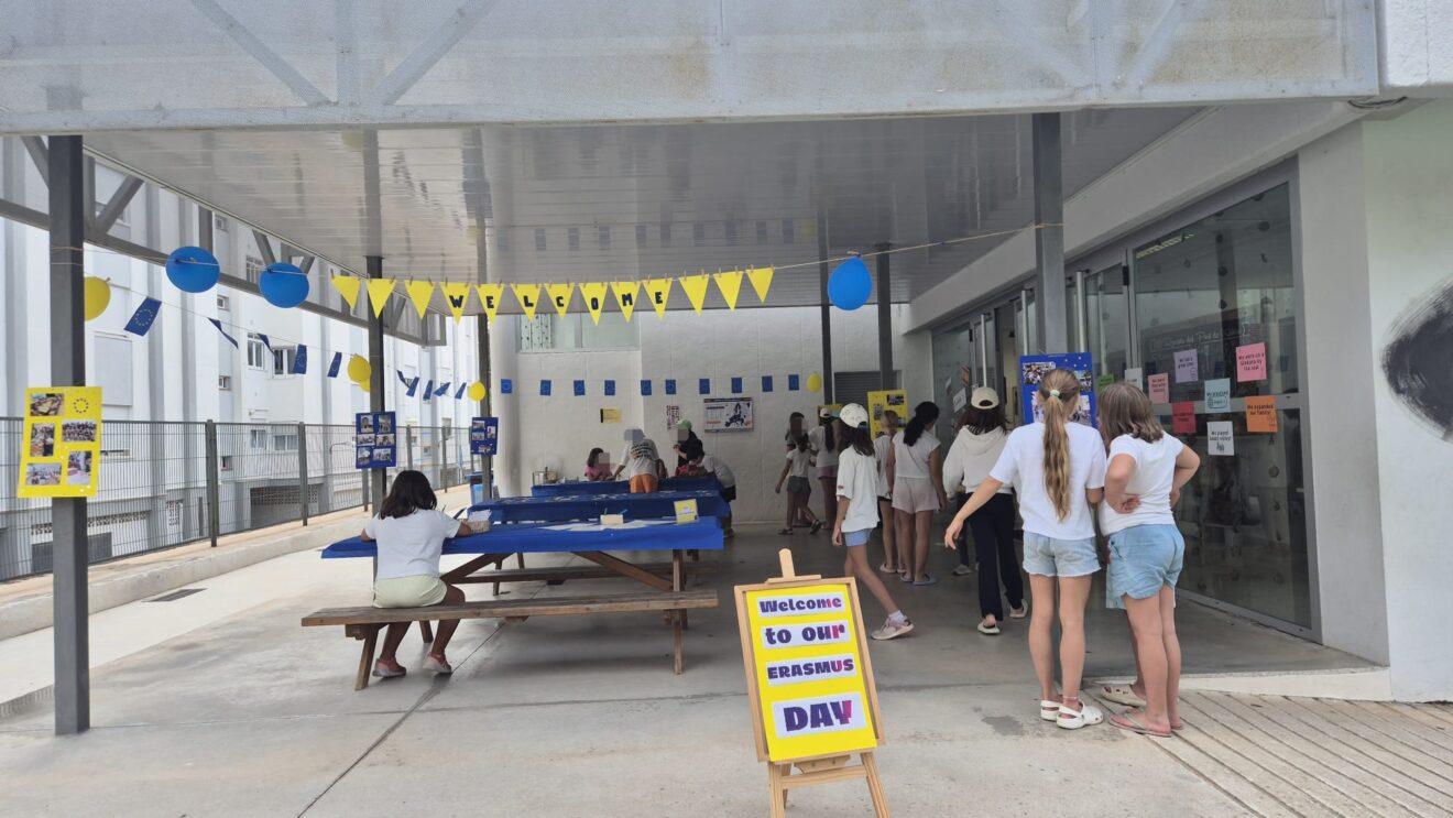 Alumnos en la jornada de Erasmus Day en el CEIP Port de Xàbia