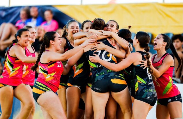 Imagen: Jugadoras del CH Xàbia celebrando el triunfo