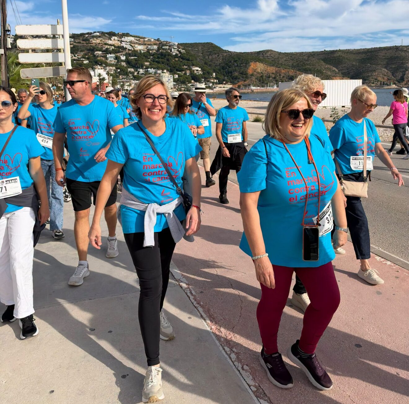 La alcaldesa Rosa Cardona durante la marcha solidaria