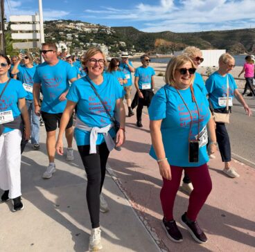 La alcaldesa Rosa Cardona durante la marcha solidaria