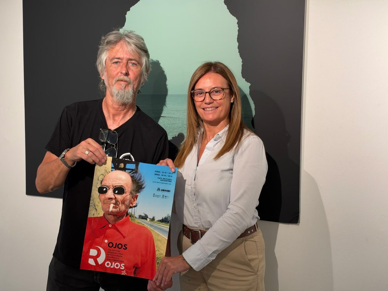 La concejala de Cultura de Xàbia, Mavi Pérez, y el codirector del Festival Ojos Rojos, Mike Steel, durante la presentación de la VIII edición del festival en Ca Lambert, donde se expone Todo nos vendrá del mar, de Baltasar