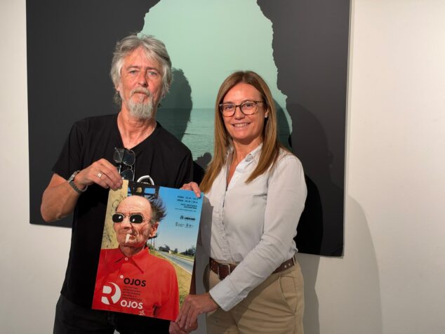 Imagen: La concejala de Cultura de Xàbia, Mavi Pérez, y el codirector del Festival Ojos Rojos, Mike Steel, durante la presentación de la VIII edición del festival en Ca Lambert, donde se expone Todo nos vendrá del mar, de Baltasar