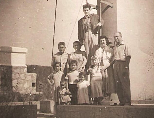 Imagen: La familia Fresneda con otros de los trabajadores en el Faro