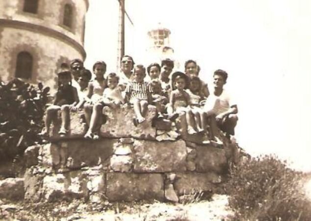 Imagen: La famillia Fresneda en el balconcillo frente al edificio del semáforo en 1959