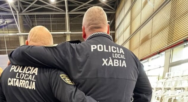 Imagen: Agentes de la Policía Local de Xàbia con los de Catarroja