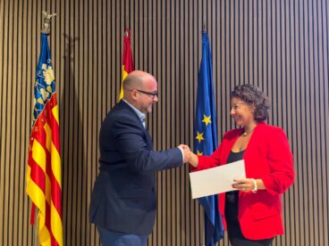 La profesora de inglés del CEIP Port de Xàbia Ana Català recibe el reconocimiento de Conselleria