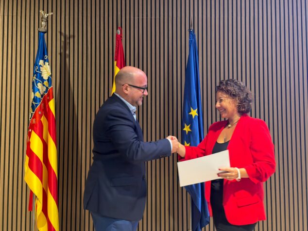 Imagen: La Coordinadora 'Erasmus+ del CEIP Port de Xàbia Ana Català recibe el reconocimiento de Conselleria