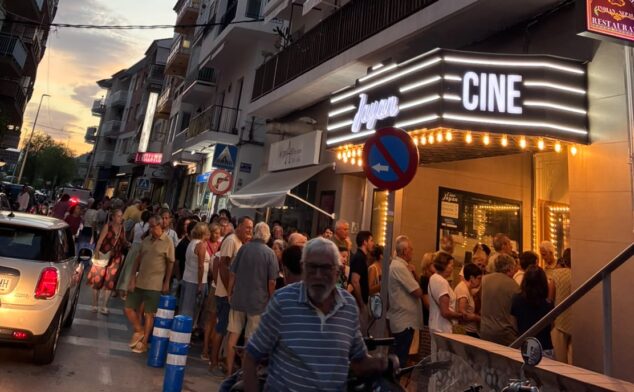 Imagen: Larga cola a la entrada del cine Jayan