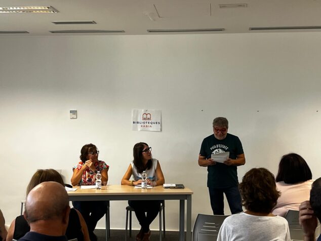 Imagen: Lectura de uno de los poemas durante la presentación del libro