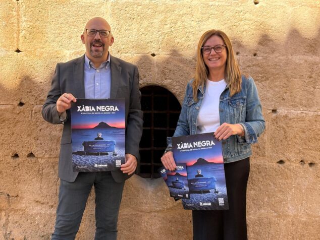 Imagen: Mavi Pérez y Santiago Álvarez en la presentación de Xàbia Negra