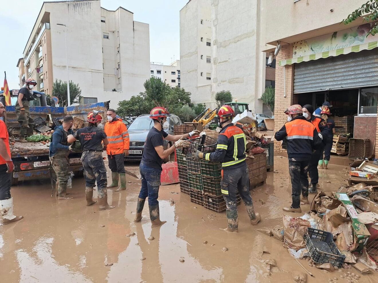 Miembros de Protección Civil en Catarroja