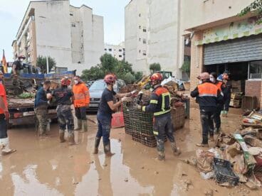 Miembros de Protección Civil en Catarroja