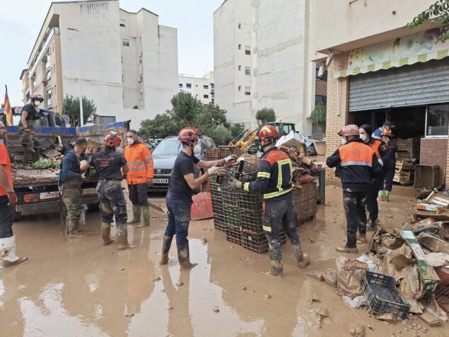 Imagen: Miembros de Protección Civil en Catarroja