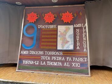 Panel decorativo en un local cerrado de Xàbia