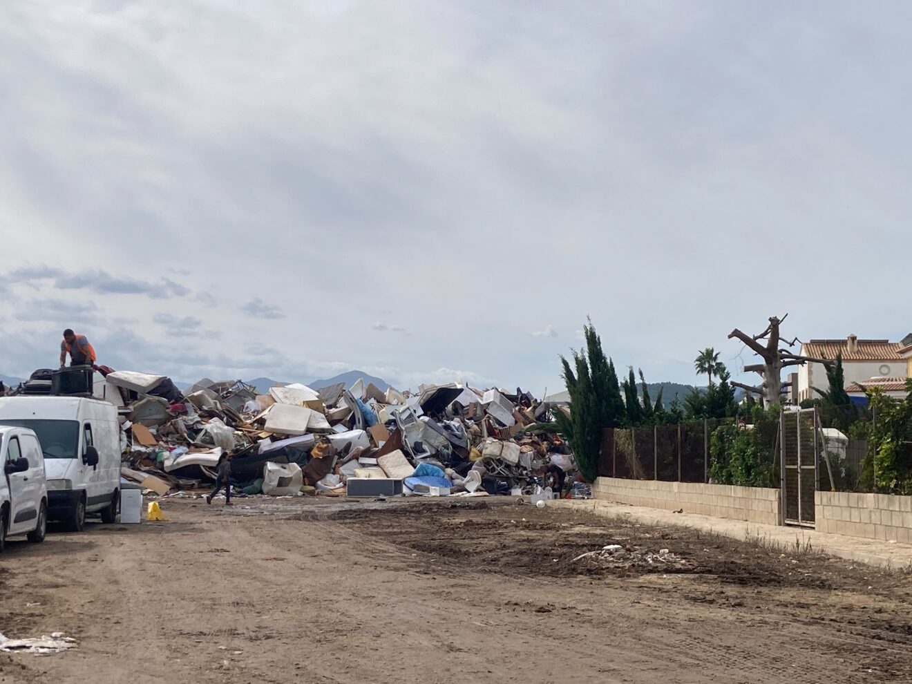 Parcela donde se están depositando los enseres afectados