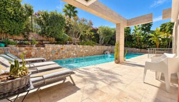 Piscina climatizada de 16 x 4 metros con jacuzzi