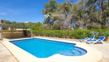 Piscina con pérgola