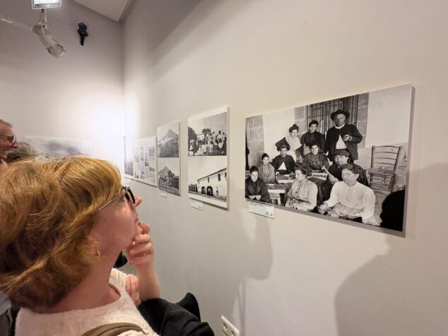 Imagen: Una mujer observa una de las fotografías de la exposición de la Familia Guardiola de Xàbia