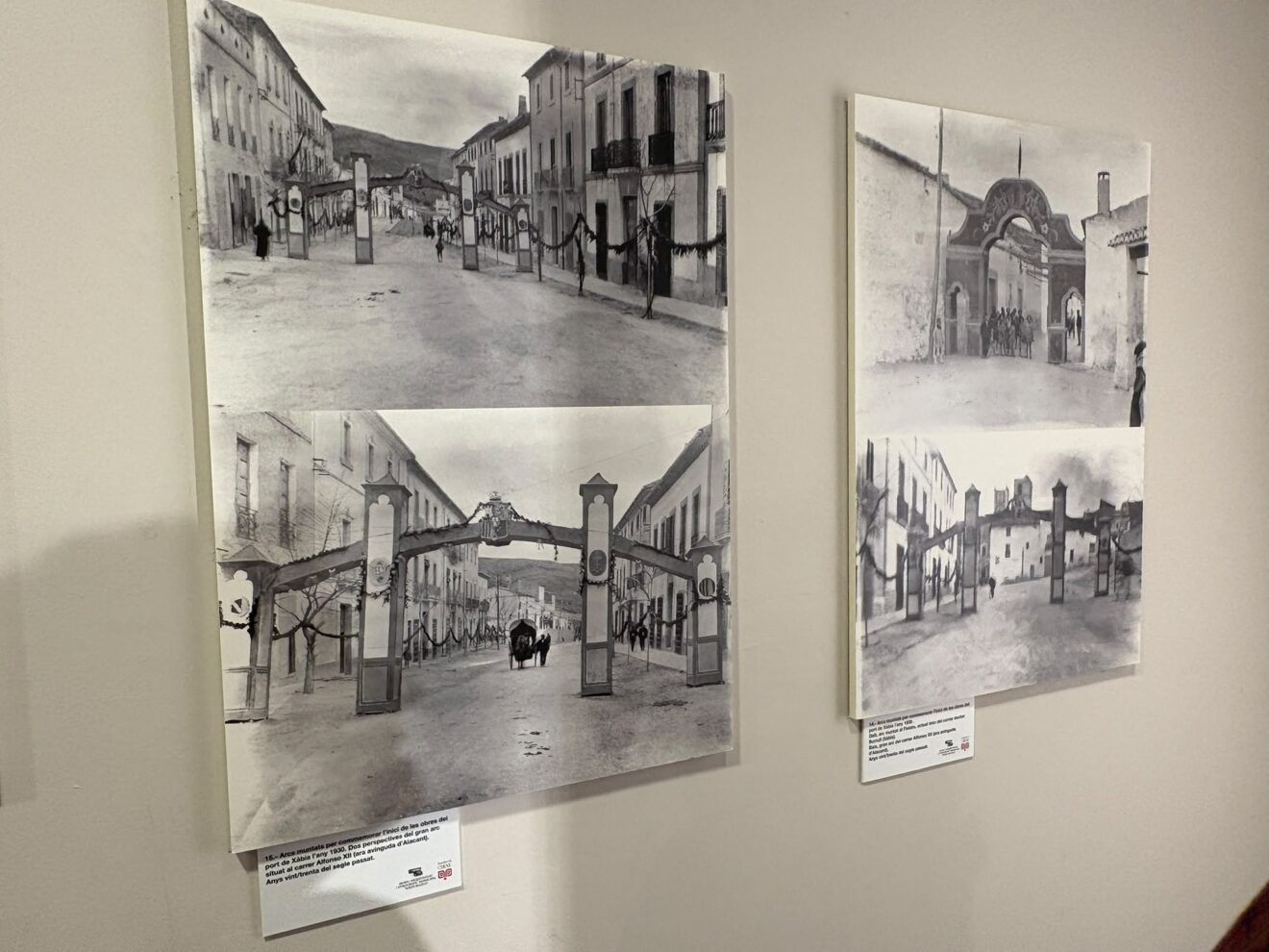 Arcos montados para conmemorar el inicio de las obras del puerto de Xàbia en 1930. Dos perspectivas del gran arco situado en la calle Alfonso XII (ahora avenida de Alicante)