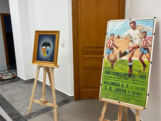 Imagen: Cartel de un partido y escudo del CD Jávea en la exposición del Arxiu Municipal