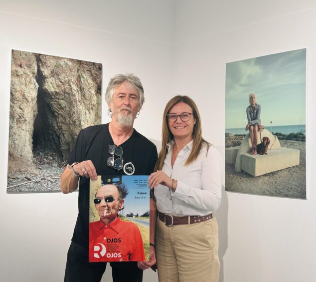 Mike Steel y Mavi Pérez posan con el cartel del VIII Festival Ojos Rojos durante su presentación.