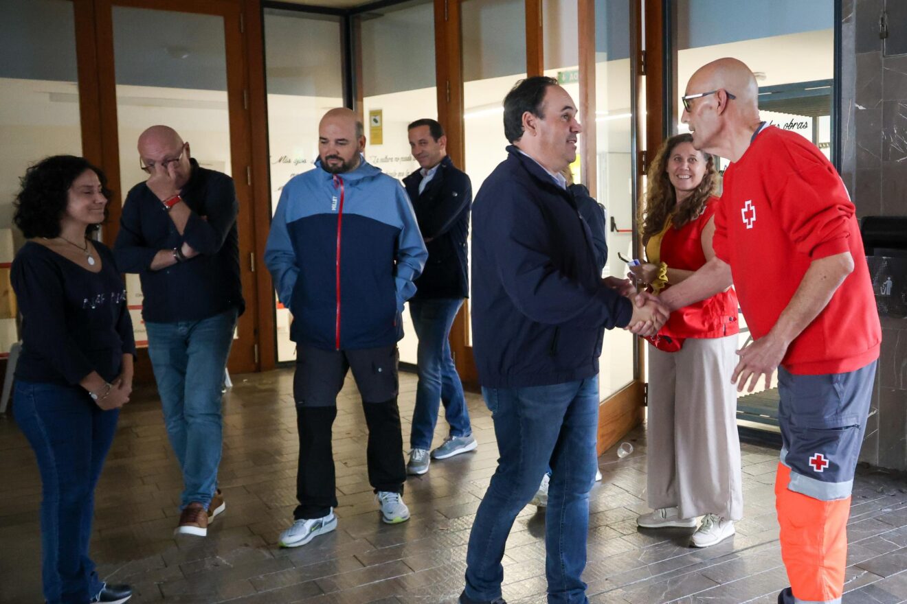 El presidente Pérez Llorca saluda a un miembro de Cruz Roja durante su visita a las zonas afectadas