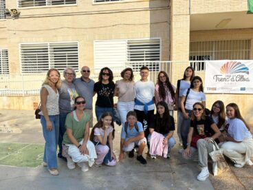 Profesorado y madres del Trenc d’Alba con los alumnos y profesores italianos