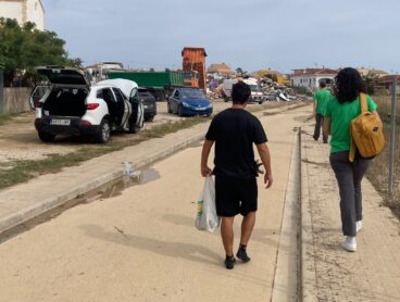 Profesores del IES La Mar en una de las zonas de Oliva afectadas por la DANA Adam