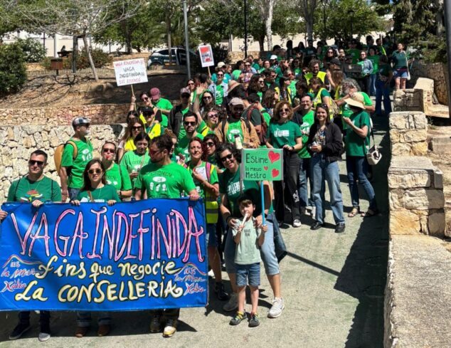 Imagen: Grupo de personas con camisetas verdes y pancartas en una protesta por la educación pública en el IES Antoni Llidó de Xàbia.