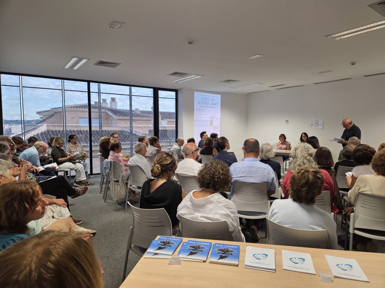 Público en la presentación del libro de Encarna Roselló