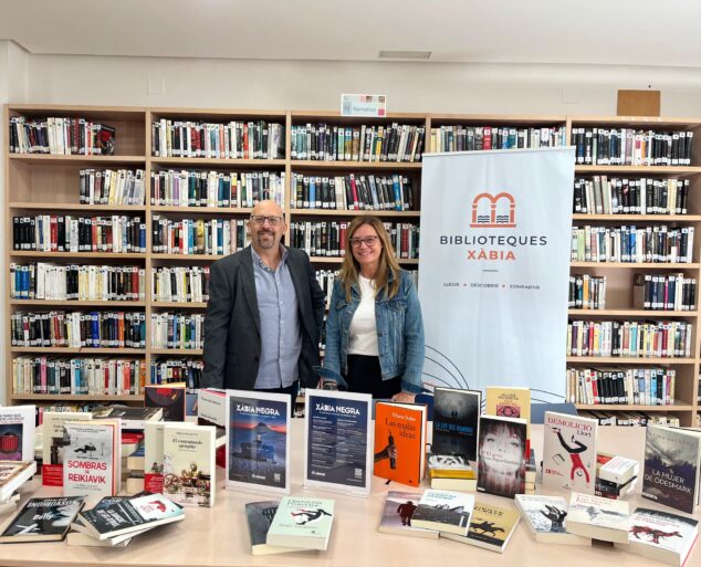 Imagen: Santiago Álvarez y Mavi Pérez durante la donación de los ejemplares de novela negra