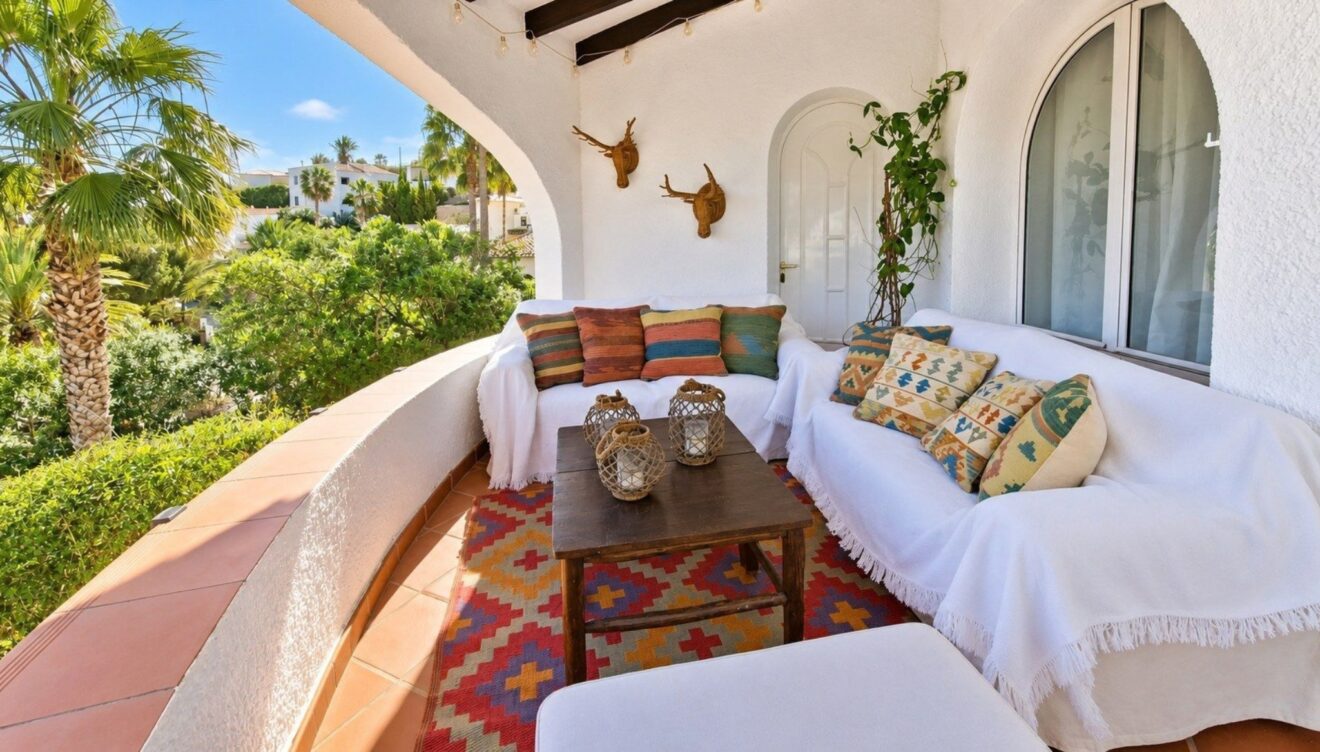 Terraza cubierta con sofas