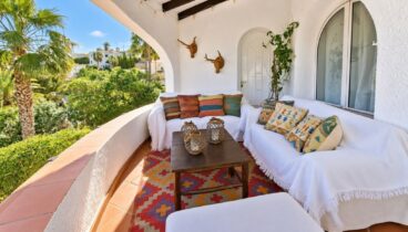Terraza cubierta con sofas