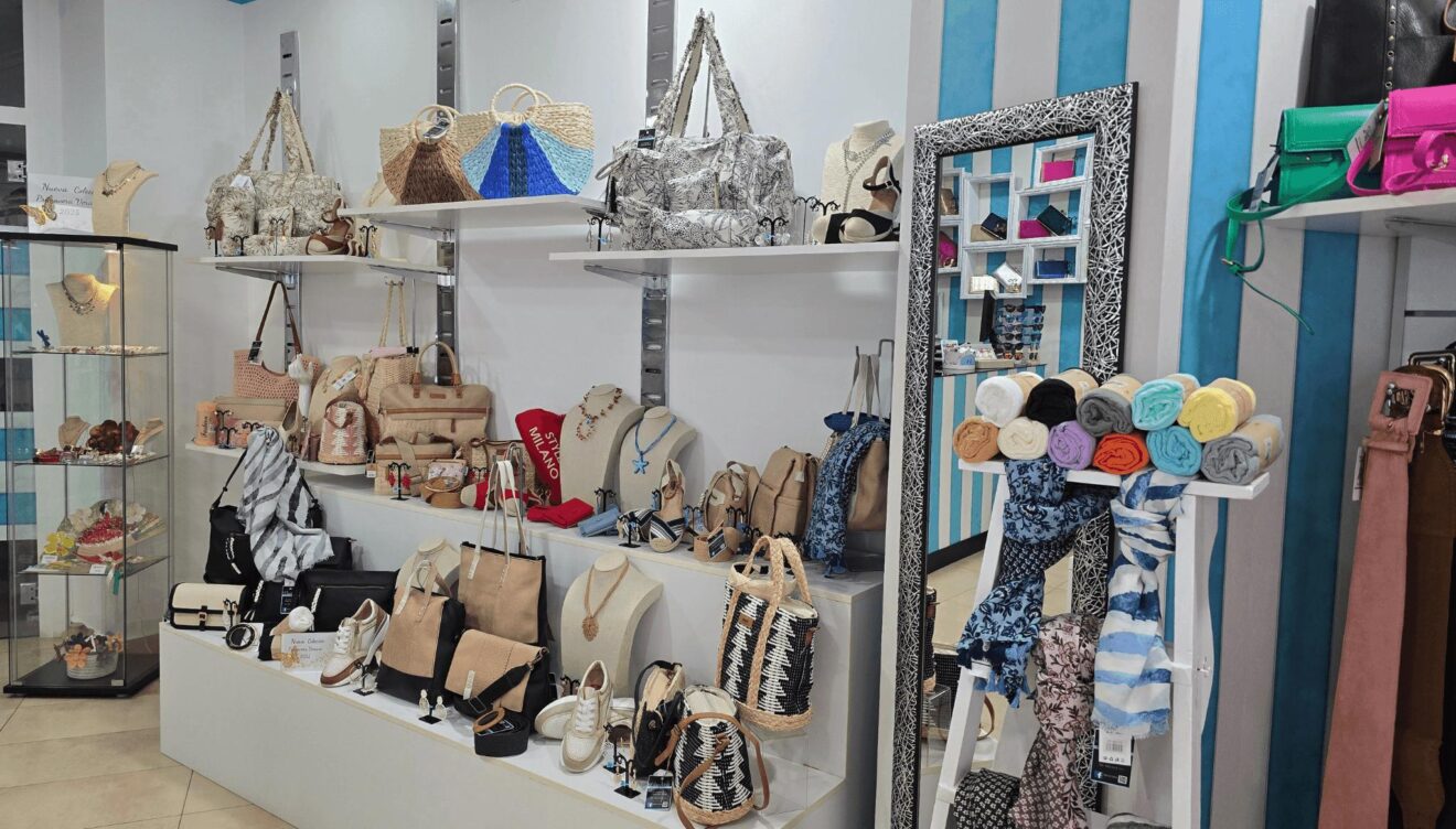 Interior de una tienda de complementos en Xàbia