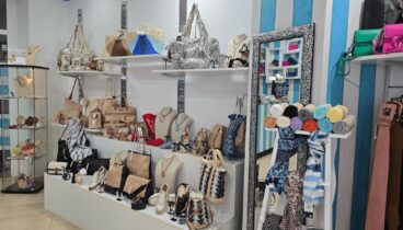 Interior de una tienda de complementos en Xàbia