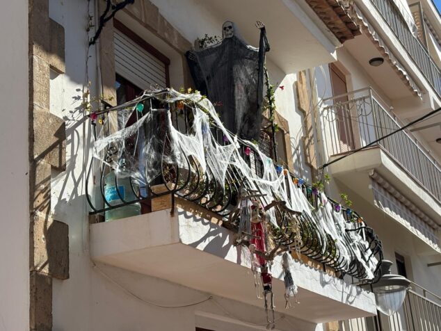 Imagen: Una bruja asusta a quien observa el balcón decorado por Halloween
