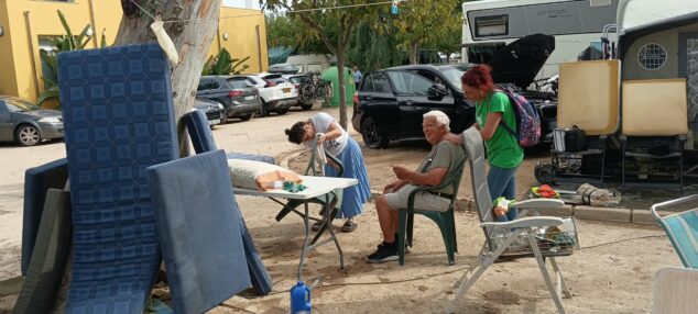 Imagen: Una docente con uno de los vecinos afectados