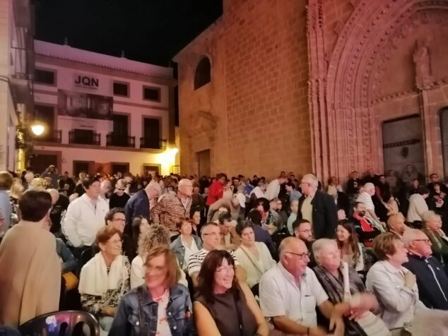 Multitud de vecinos en la plaza de Xàbia durante la celebración nocturna del 9 d'Octubre.