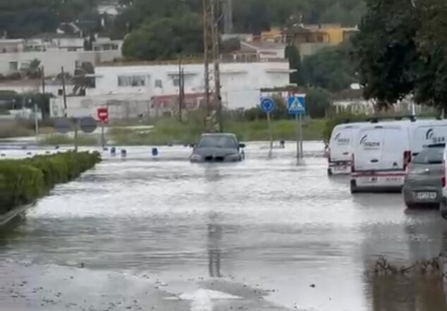 Imagen: Vehículos afectados por la acumulación de lluvia en la playa del Arenal