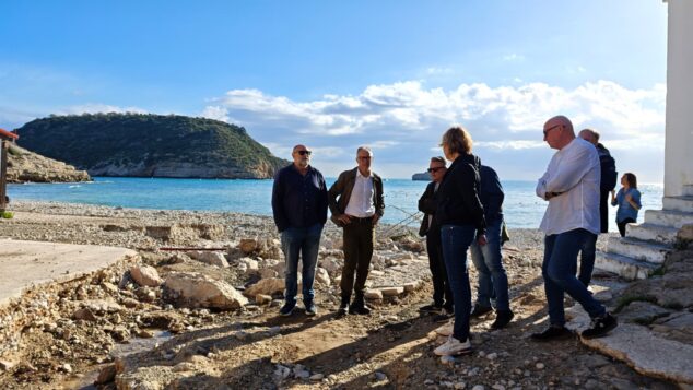 Imagen: Visita de Llanes a la Cala de la Barraca