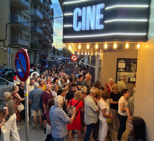Imagen: Decenas de personas en el Cine Jayan