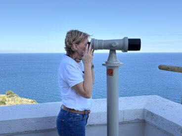 La alcaldesa mira por el prismático la bahía de Xàbia