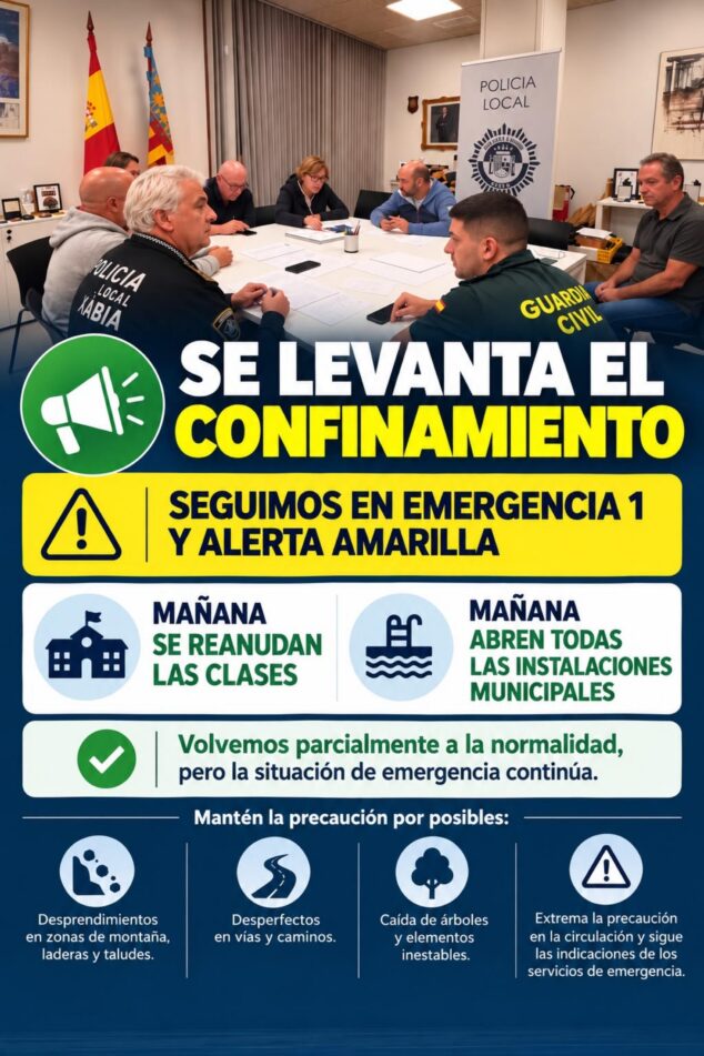Imagen: Reunión de autoridades y policía en Xàbia con un cartel anunciando el levantamiento del confinamiento y la vuelta a clases.